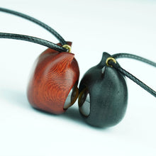 Lade das Bild in den Galerie-Viewer, Handmade Wood Cat Necklace - airlando