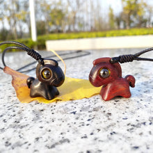 Lade das Bild in den Galerie-Viewer, Wood Horse Pendant Necklace - airlando